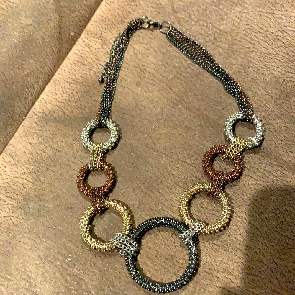 Beautiful tri color necklace.